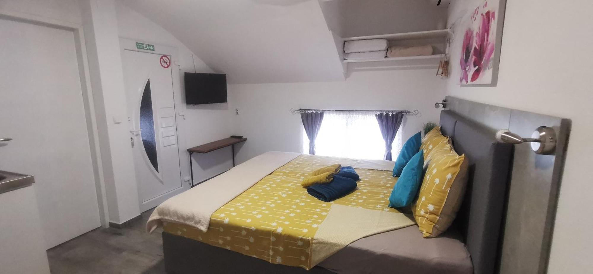 Ana Apartment Gračac Екстериор снимка