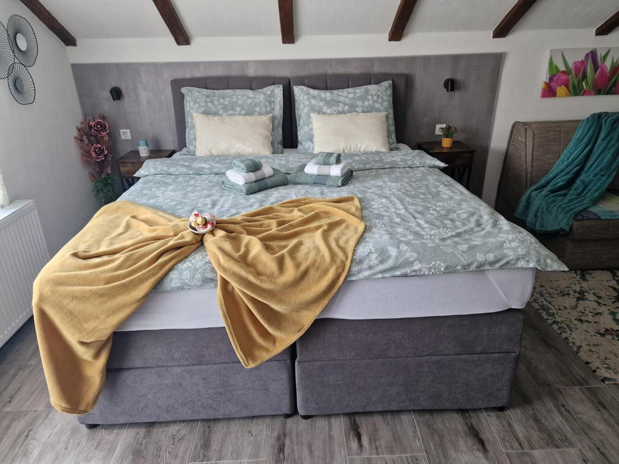 Ana Apartment Gračac Екстериор снимка