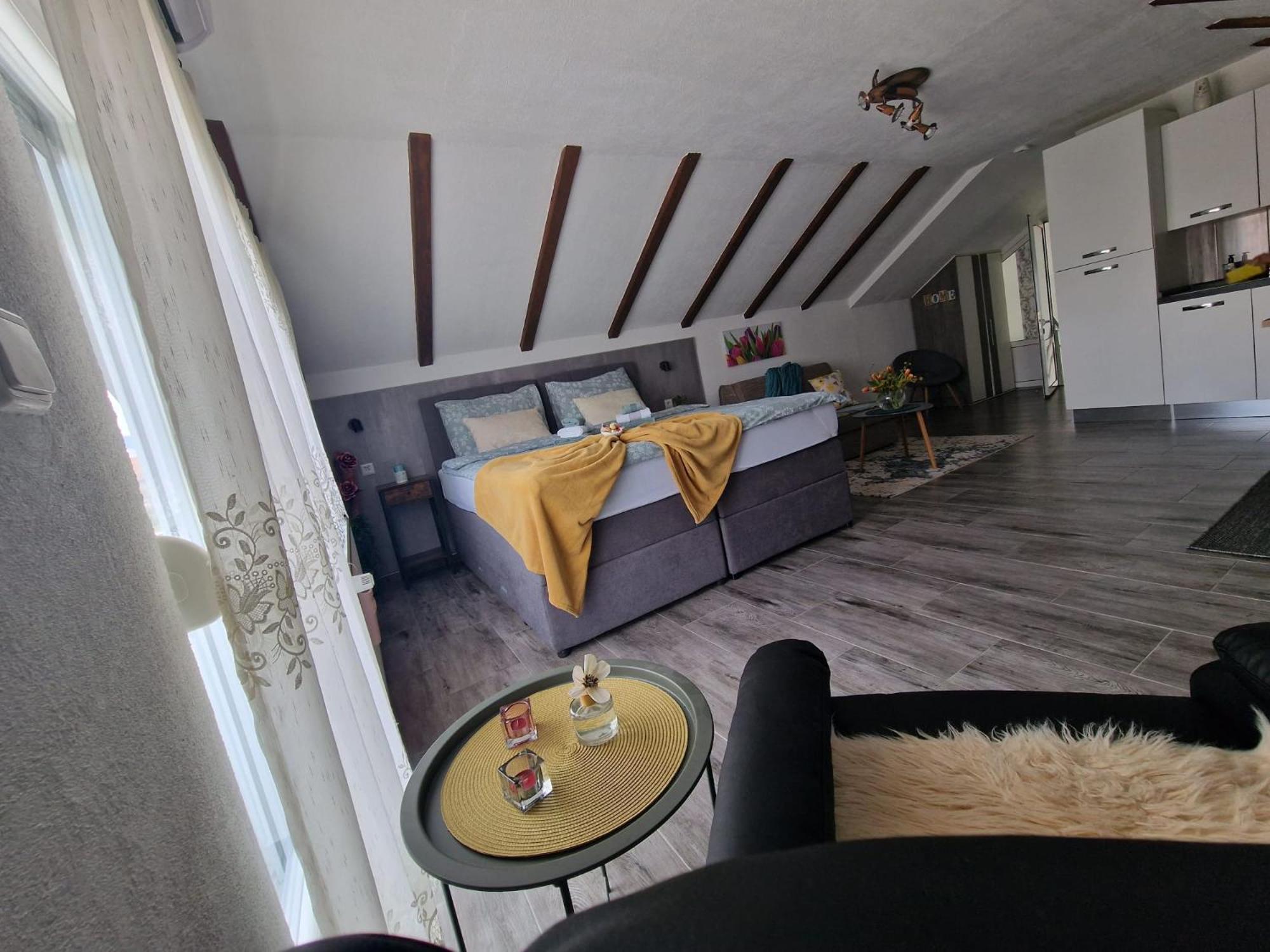 Ana Apartment Gračac Екстериор снимка